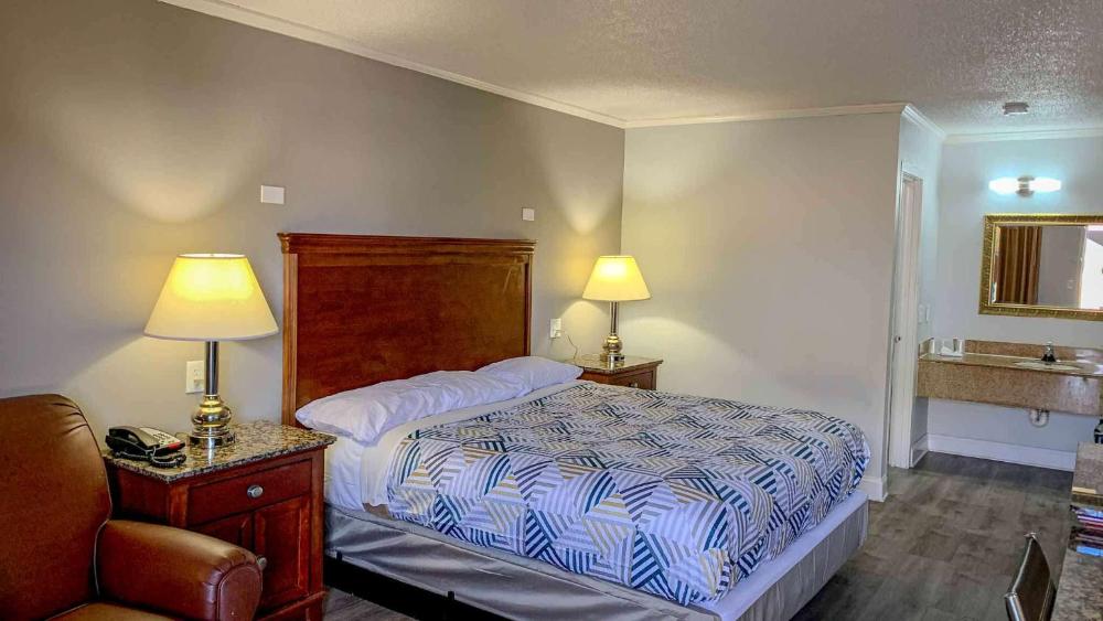 Deluxe King Room - Non-Smoking interior